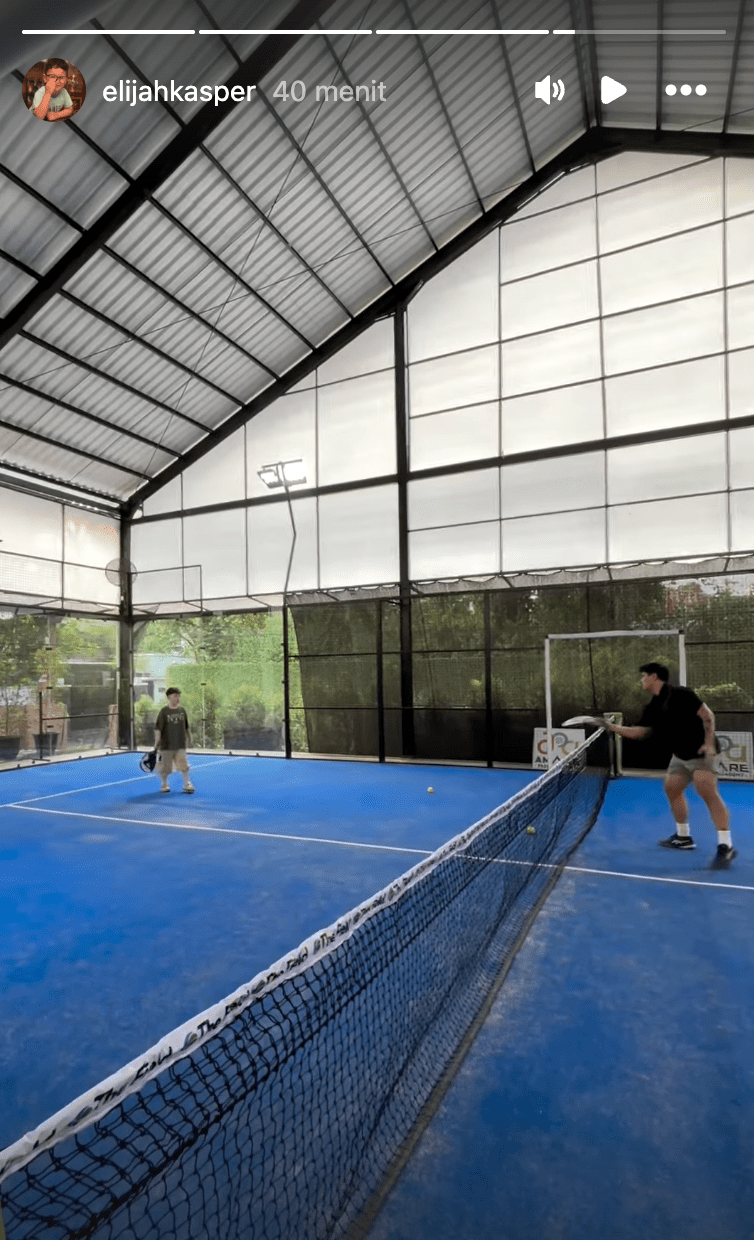 Philo Paz bersama Elijah main padel